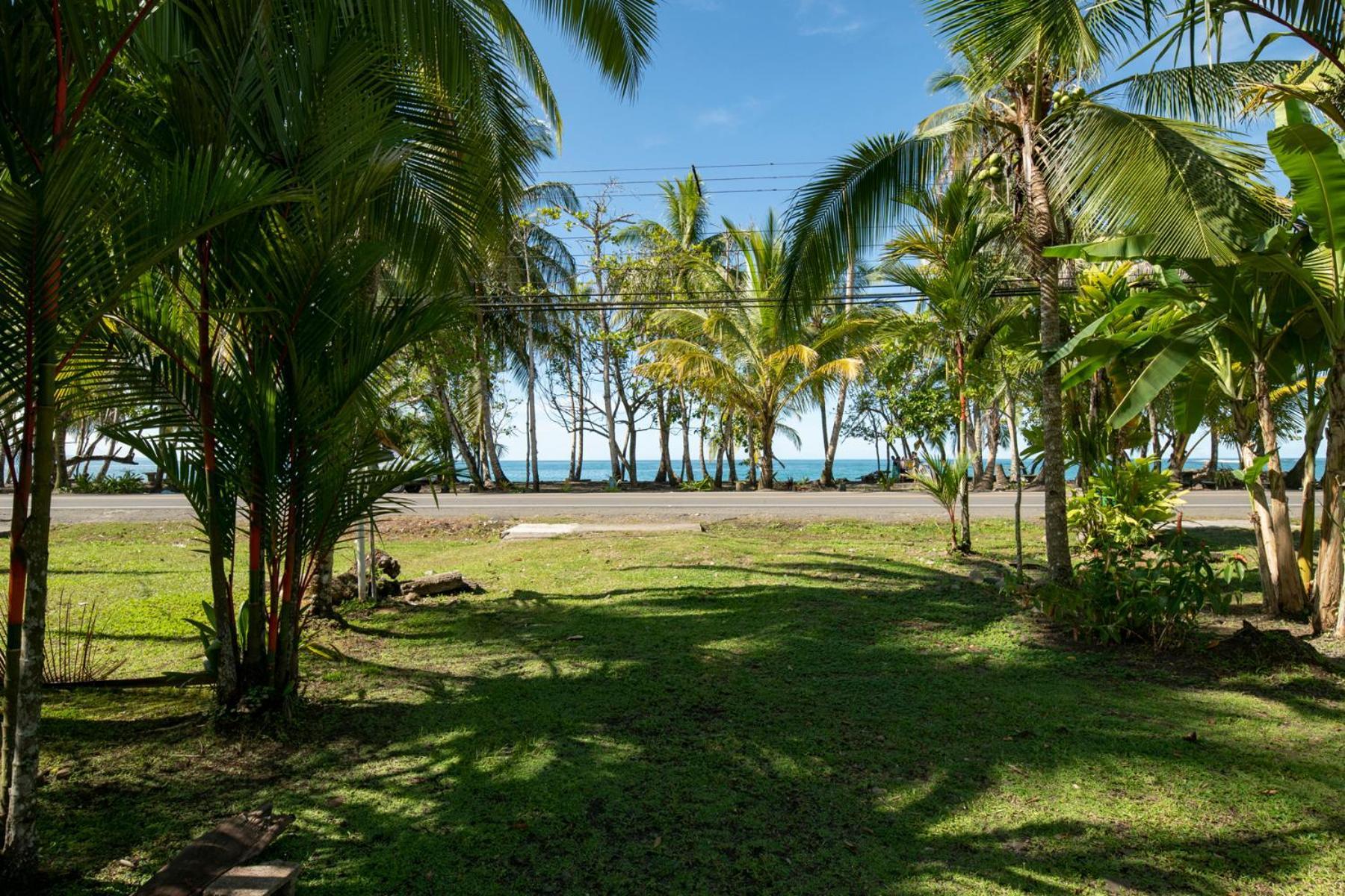 Casa Blanca Beachfront House With Shared Pool Access Pangea Holiday home Manzanillo (Limon)