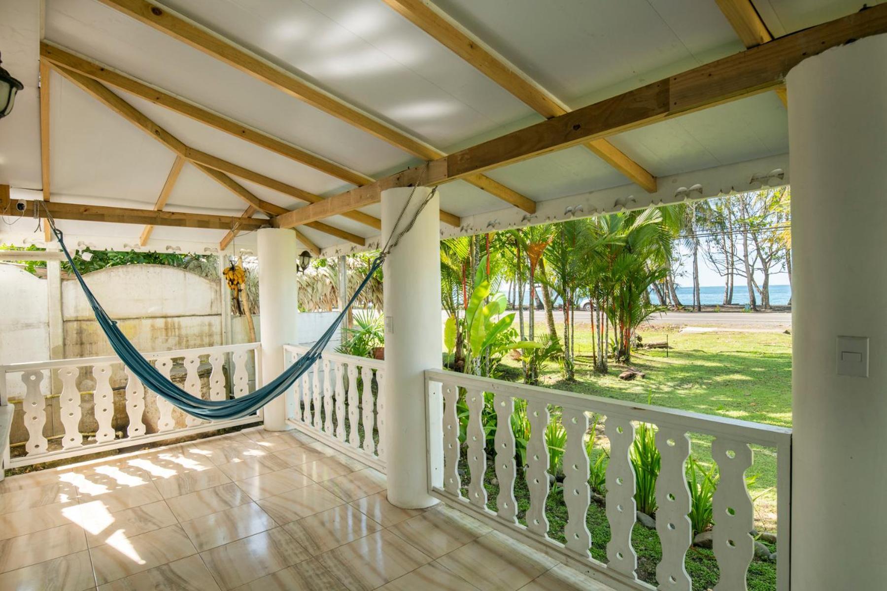 Casa Blanca Beachfront House With Shared Pool Access Pangea Manzanillo (Limon)