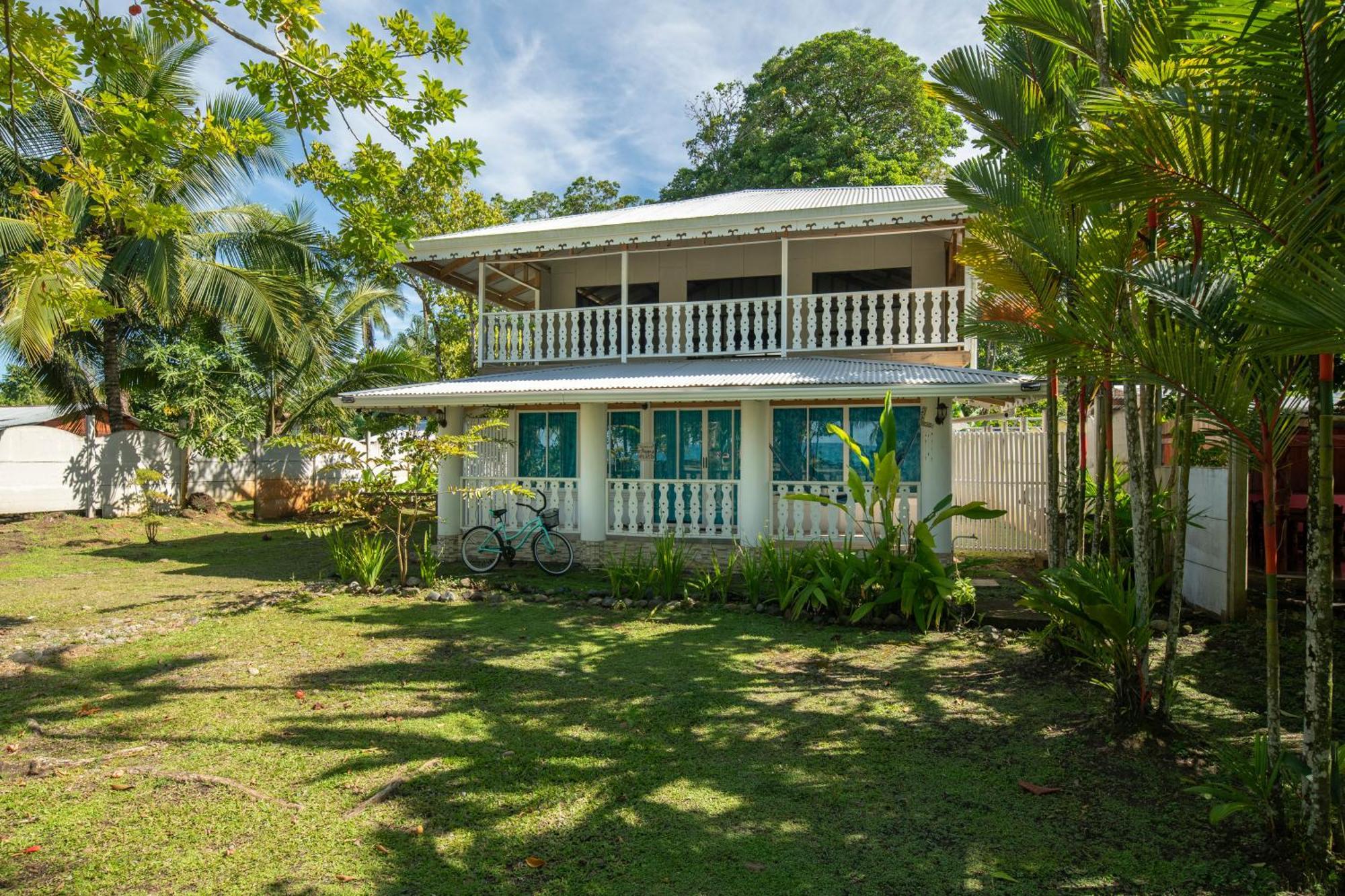 Casa Blanca Beachfront House With Shared Pool Access Pangea Holiday home Manzanillo (Limon)