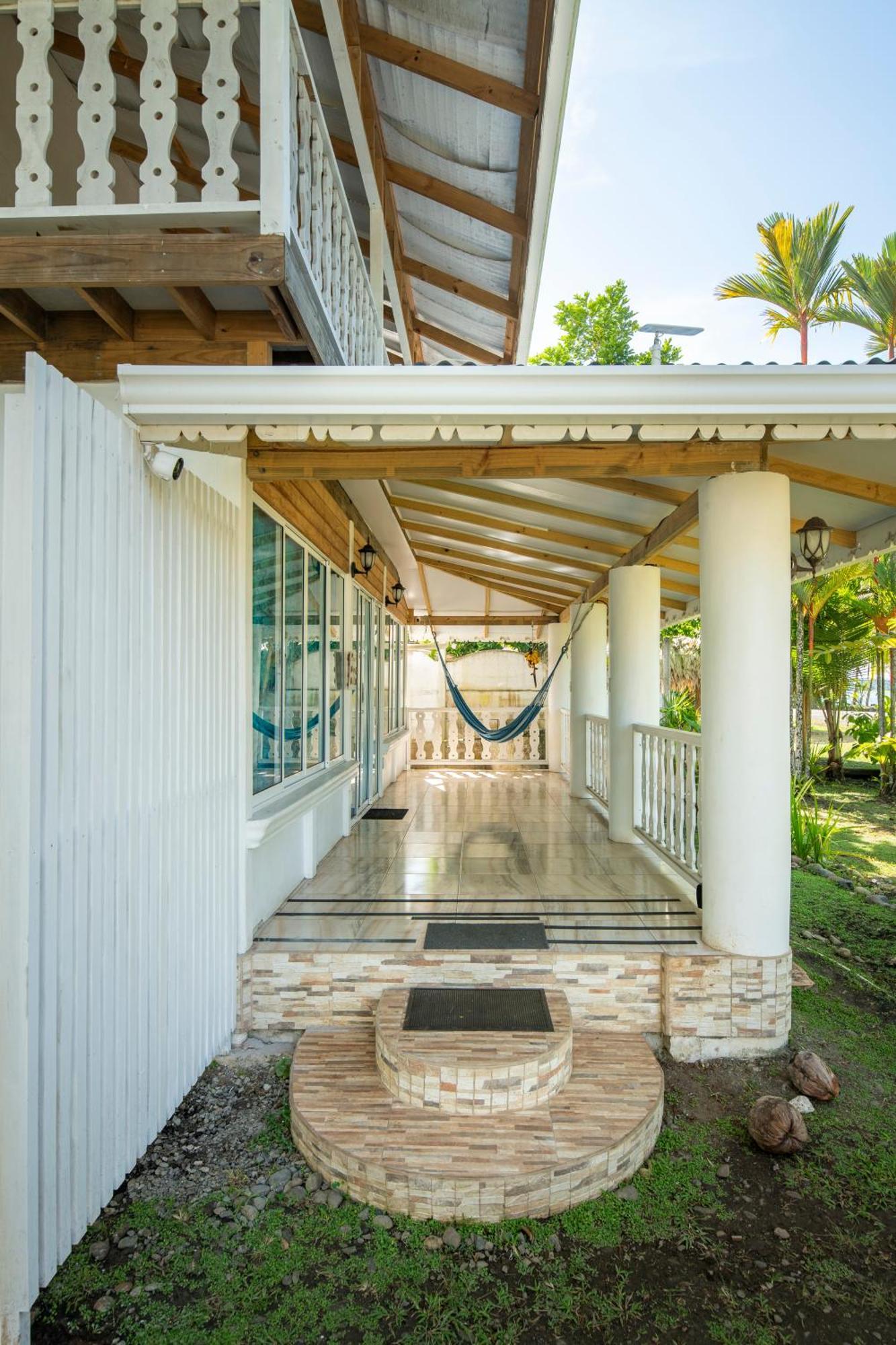 Casa Blanca Beachfront House With Shared Pool Access Pangea * Manzanillo (Limon)