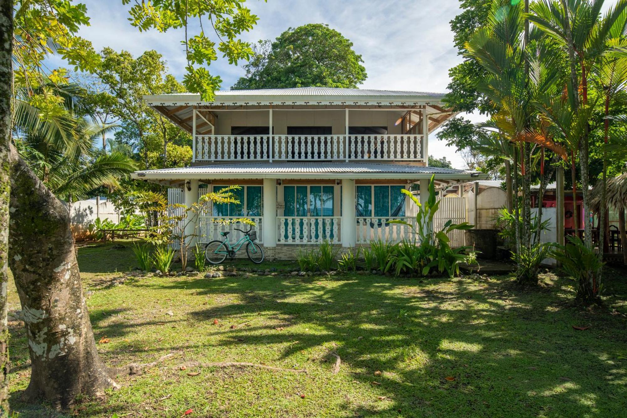 Holiday home Casa Blanca Beachfront House With Shared Pool Access Pangea Manzanillo (Limon)